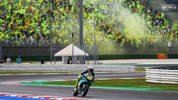 Yamaha-SRT Italian rider Valentino Rossi rides past his fans as he goes to take the start of the San Marino MotoGP Grand Prix at the Misano World Circuit Marco-Simoncelli on September 19, 2021 in Misano Adriatico, Italy. (Photo by ANDREAS SOLARO / AFP)