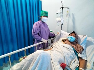 Verawaty Fajrin Dirawat karena Kanker, Kenali Tanda Paru-paru Sakit