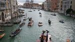 Foto: Biola Nuh Berlayar di Venesia