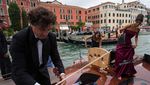 Foto: Biola Nuh Berlayar di Venesia