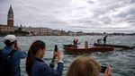 Foto: Biola Nuh Berlayar di Venesia