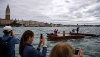 Biola ini telah dirancang sedemikian rupa, sehingga dapat dibongkar dan dibangun kembali dengan mudah. Jadi ada kemungkinan Violin of Noah akan kembali berlayar di lain waktu. (AFP)