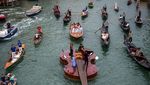 Foto: Biola Nuh Berlayar di Venesia