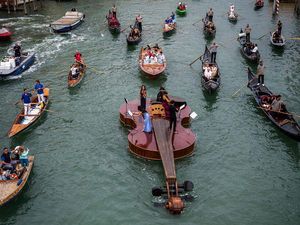 Ketika Biola Raksasa Mengapung di Venesia