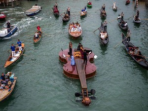 Ketika Biola Raksasa Mengapung di Venesia