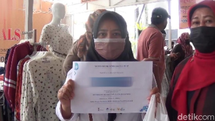 Warga Bandung membawa sertifikat vaksin agar bisa masuk ke dalam mal.
