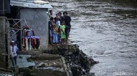 Pemprov DKI Jakarta segera melakukan relokasi warga yang tinggal di bantaran Kali Ciliwung ke Rumah Susun Pasar Rumput, Jakarta.