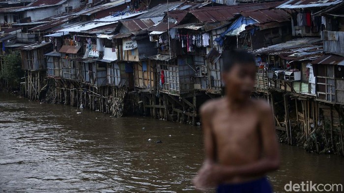 Warga Bantaran Ciliwung Bakal Tempati Rusunawa Pasar Rumput Pemprov DKI Jakarta akan melakukan relokasi warga yang tinggal di bantaran Kali Ciliwung. Mereka akan ditempatkan ke Rusunawa Pasar Rumput.