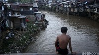Sejumlah warga bermain di Kali Ciliwung, Jakarta, Senin (20/9/2021).