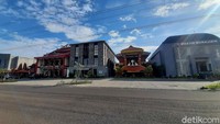Ke-6 tempat ibadah tersebut sesuai dengan agama yang diakui di Indonesia, yaitu Islam, Kristen, Katolik, Hindu, Budha, dan Konghucu. Enam rumah ibadah tersebut adalah Masjid Muhajirin, Vihara Budhayana, Kapel Santo Yustinus untuk umat Katolik, Klenteng Ba De Miao. Kemudian Pura Sakti Raden Wijaya, dan GKI Wiyung Royal Residence untuk umat Kristen.