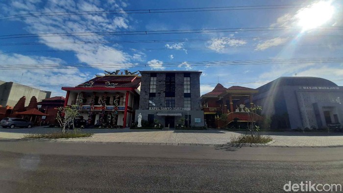 6 Tempat Ibadah Ini jadi Bukti Toleransi yang Harmonis Toleransi antar umat agama bukanlah suatu keniscayaan. Terbukti, sebanyak 6 rumah ibadah di Surabaya berdiri saling berdampingan.