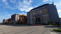 Seperti kerukunan umat beragama di Royal Residence Wiyung, Surabaya yang bisa menjadi contoh toleransi antar umat beragama. Toleransi itu diwujudkan dengan 6 tempat ibadah berbeda yang berdiri saling berdampingan.