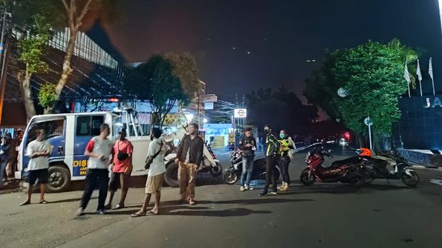 Ada toko swalayan terbakar di Jl Cilandak KKO, jalan raya di depan toko ditutup.