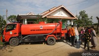 BPBD Kabupaten Bekasi mendistribusikan air bersih kepada warga yang desa Desa Sukaringin yang mengalami kekeringan dan kesulitan mendapatkan air bersih.