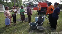 Hari ini ini BPBD menyiapkan 2 truk tangki air bersih dengan masing-masing berkapasitas 5.000 liter. 