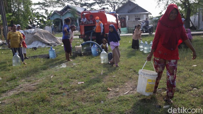 Air Bersih untuk Desa Sukaringin bekasi Terus Mengalir Air bersih untuk warga Desa Sukaringin, Kabupaten Bekasi, Jawa Barat, terus didatangkan BPBD. Warga langsung antre untuk mengambil air tersebut.