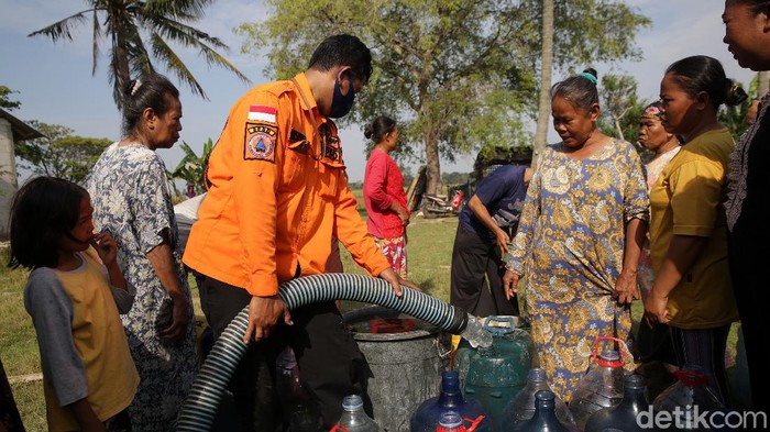 Air Bersih untuk Desa Sukaringin bekasi Terus Mengalir Air bersih untuk warga Desa Sukaringin, Kabupaten Bekasi, Jawa Barat, terus didatangkan BPBD. Warga langsung antre untuk mengambil air tersebut.