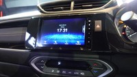Sedangkan fitur hiburannya menggunakan layar sentuh 7” yang telah dilengkapi berbagai fungsi antara lain Smartphone Connection dan Hands-Free Telephone. Foto: Honda Prospect Motor