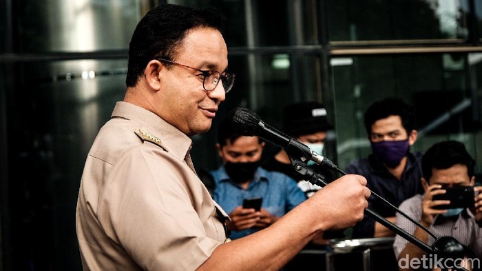 Gubernur DKI Jakarta Anies Baswedan selesai diperiksa KPK sebagai saksi dalam kasus dugaan pengadaan lahan. Sejumlah massa pun muncul menggelar aksi menuntut Anies diproses hukum.