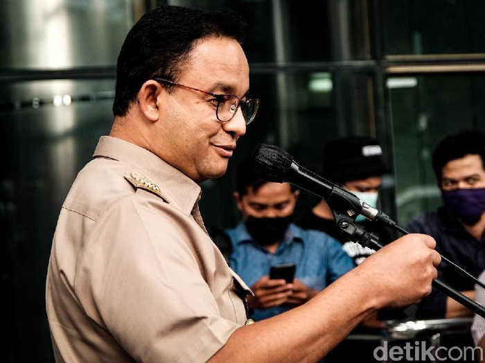 Gubernur DKI Jakarta Anies Baswedan selesai diperiksa KPK sebagai saksi dalam kasus dugaan pengadaan lahan. Sejumlah massa pun muncul menggelar aksi menuntut Anies diproses hukum.