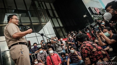 Anies Baswedan Selesai Diperiksa KPK, Muncul Massa Demo