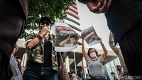 Saat mobil dinas yang ditumpangi Anies meninggalkan KPK, sejumlah massa menggelar demo saat Anies meninggalkan KPK.