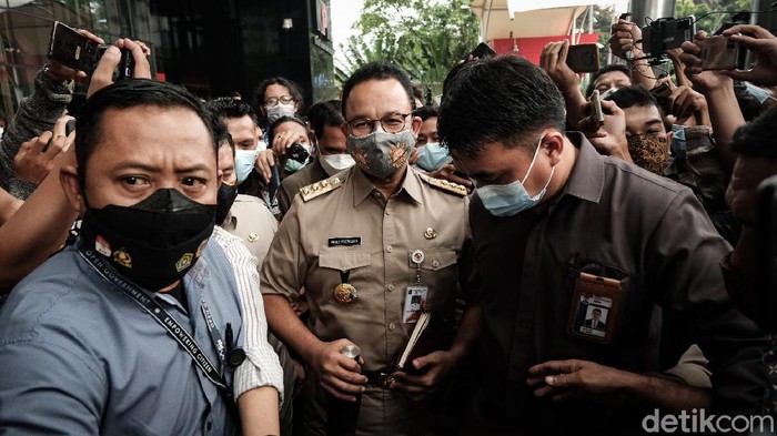 Gubernur DKI Jakarta Anies Baswedan selesai diperiksa KPK sebagai saksi dalam kasus dugaan pengadaan lahan. Sejumlah massa pun muncul menggelar aksi menuntut Anies diproses hukum.