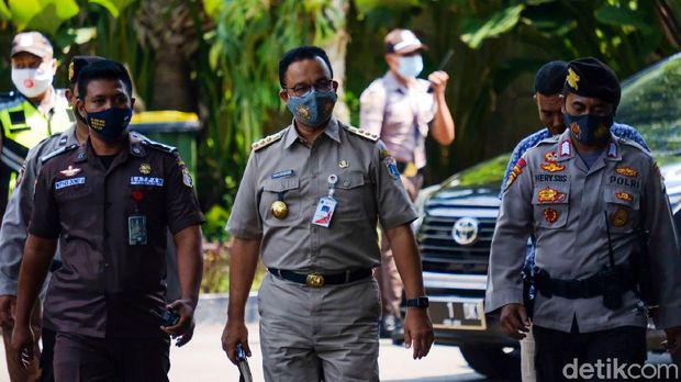 Gubernur DKI Anies Baswedan memenuhi panggilan KPK sebagai saksi di kasus dugaan pengadaan lahan di Munjul, Jakarta Timur. Anies sempat mengacungkan jempol sebelum diperiksa sebagai saksi.