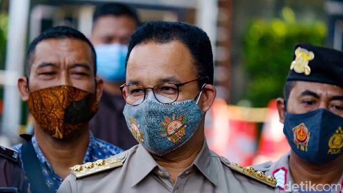 Gubernur DKI Anies Baswedan memenuhi panggilan KPK sebagai saksi di kasus dugaan pengadaan lahan di Munjul, Jakarta Timur. Anies sempat mengacungkan jempol sebelum diperiksa sebagai saksi.