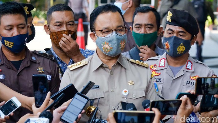 Gubernur DKI Anies Baswedan memenuhi panggilan KPK sebagai saksi di kasus dugaan pengadaan lahan di Munjul, Jakarta Timur. Anies sempat mengacungkan jempol sebelum diperiksa sebagai saksi.