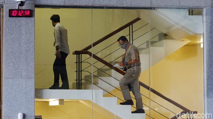 Gubernur DKI Anies Baswedan memenuhi panggilan KPK sebagai saksi di kasus dugaan pengadaan lahan di Munjul, Jakarta Timur. Anies sempat mengacungkan jempol sebelum diperiksa sebagai saksi.