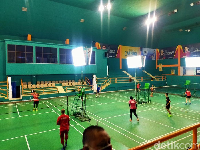 Persiapan atlet bulu tangkis Jatim untuk PON XX di Papua sedikit terganggu. Belasan atlet dan pelatih yang akan diberangkatkan belum menerima honor.
