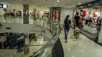 Pemerintah Indonesia kembali menerapkan penyesuaian PPKM level 3 dan level 2 pandemi COVID-19 dengan memperbolehkan anak di bawah usia 12 tahun untuk masuk mal.