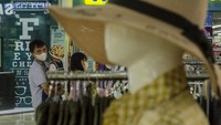 Pengunjung mengendong anaknya saat berkunjung ke pusat perbelanjaan Bandung Indah Plaza, Bandung, Jawa Barat, Selasa (21/9/2021). 