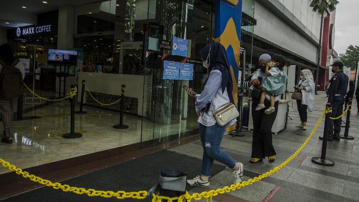 Pengunjung mengajak anaknya saat berkunjung ke pusat perbelanjaan Bandung Indah Plaza, Bandung, Jawa Barat, Selasa (21/9/2021). Pemerintah Indonesia kembali menerapkan penyesuaian PPKM level 3 dan level 2 pandemi COVID-19 dengan memperbolehkan anak di bawah usia 12 tahun untuk masuk mal dengan pendampingan orang tua dan penerapan protokol kesehatan yang ketat. ANTARA FOTO/Novrian Arbi/wsj.
