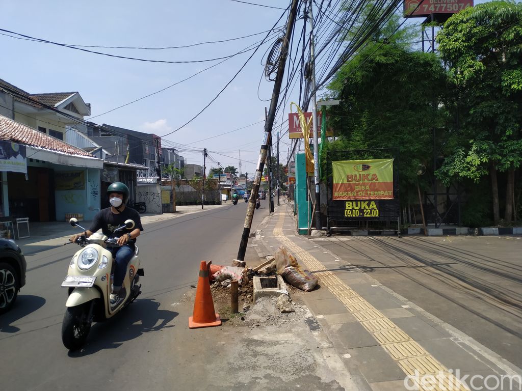 Awas! Ada tiang miring di Jl WR Supratman, Ciputat Timur, Tangsel. 21 September 2021. (Athika Rahma/detikcom)