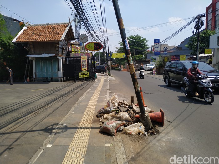 Awas! Ada tiang miring di Jl WR Supratman, Ciputat Timur, Tangsel. 21 September 2021. (Athika Rahma/detikcom)