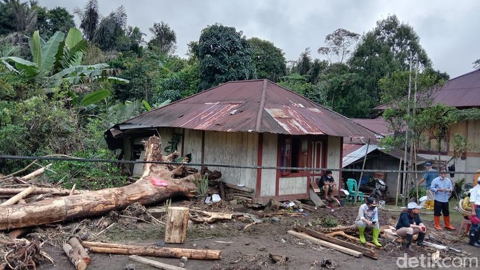 Banjir bandang terjang permukiman warga di Minahasa Tenggara (Mitra), Sulawesi Utara (Sulut). Banjir bandang terjang permukiman warga di Minahasa Tenggara (Mitra), Sulawesi Utara (Sulut).