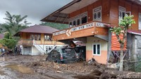 Material kayu hingga lumpur yang terbawa banjir bandang berasal dari wilayah Gunung Manimporok dan wilayah Kalatin.