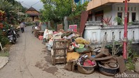 Sejumlah warga yang rumah rusak parah akibat banjir bandang harus mengungsi.