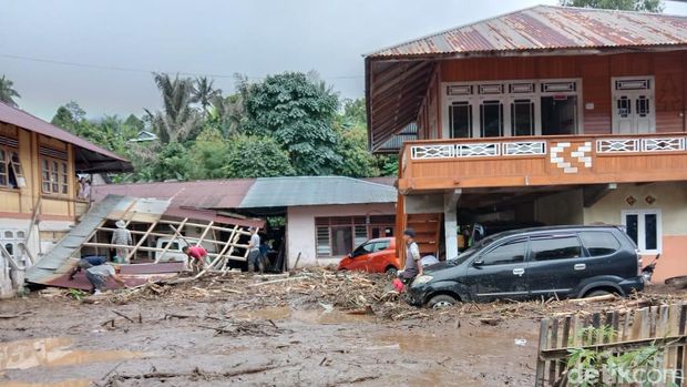 Banjir bandang terjang permukiman warga di Minahasa Tenggara (Mitra), Sulawesi Utara (Sulut).