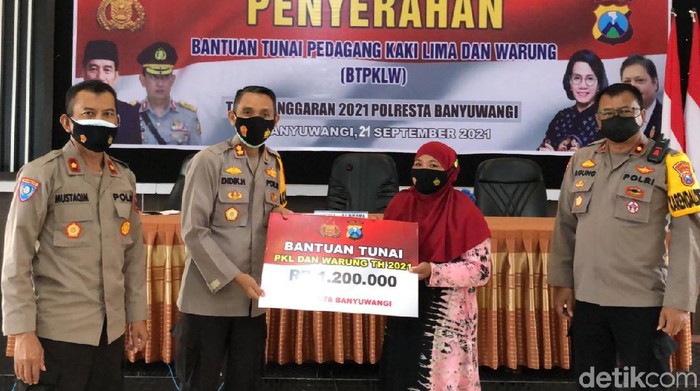 Sainiyah (40), pemilik warung makan di Pasar Tiga Berlian Banyuwangi tersenyum lebar. Ia mendapat bantuan tunai untuk pedagang kaki lima dan warung (BTPKLW) dari pemerintah pusat.