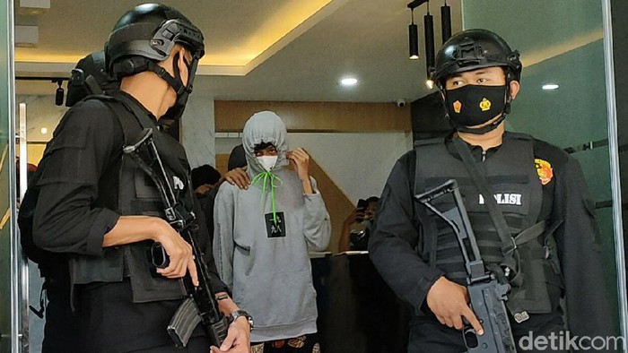 Belasan Bocah di Garut Diamankan Polisi Saat Beli Obat Terlarang Belasan bocah di Garut diamankan polisi saat membeli obat terlarang. Mereka sedianya akan melakukan pesta makan obat bareng.