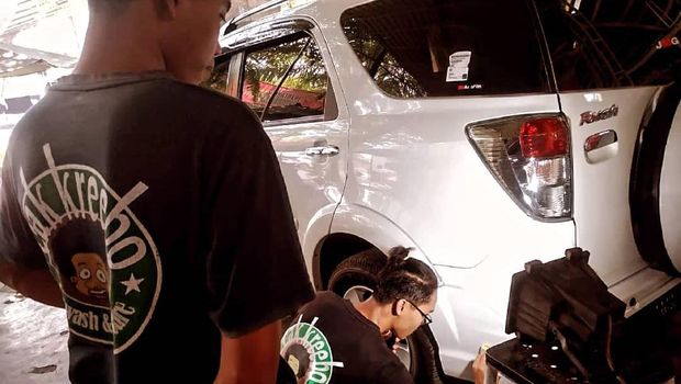 Cak Kreebo cuci mobil