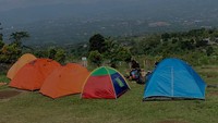 Lembah Salak Camping Ground berada di kawasan Curug Putri Pelangi, Tajur Halang, Cijeruk, Kabupaten Bogor, Jawa Barat. Lokasinya berada di kaki Gunung Salak dengan pemandangan luar biasa, udara pegunungan yang sejuk serta pemandangan city light Kota Bogor saat malam hari. Foto: (Luthfi Hafidz)