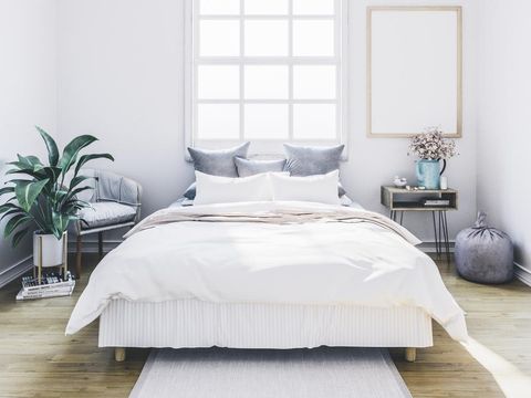 Desain Lampu Kamar Tidur Urban jungle in bedroom with double bed, lamp and carpet, real photo with copy space on the wall