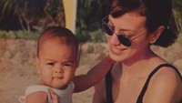 Foto masa kecil Eva Celia jadi salah satu penghias galeri di media sosialnya. Sebuah foto menampilkan Eva Celia saat bayi bersama Sophia Latjuba. (Foto: Instagram Eva Celia)