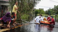Sebanyak 45 warga terdampak banjir luapan Sungai Kahayan dan Sungai Rungan dievakuasi guna mendapatkan perawatan kesehatan di RS Kota Palangkaraya dan posko pengungsian.