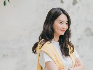 Bintangi Drakor Our Blues, Shin Min Ah Tampil Perdana Jadi Ibu Beranak Satu