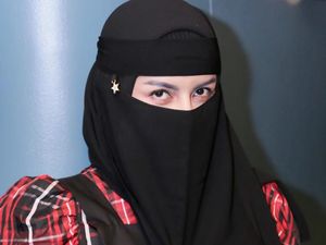 Sorot Mata Tajam Five Vi yang Hijrahnya Dianggap Sesat